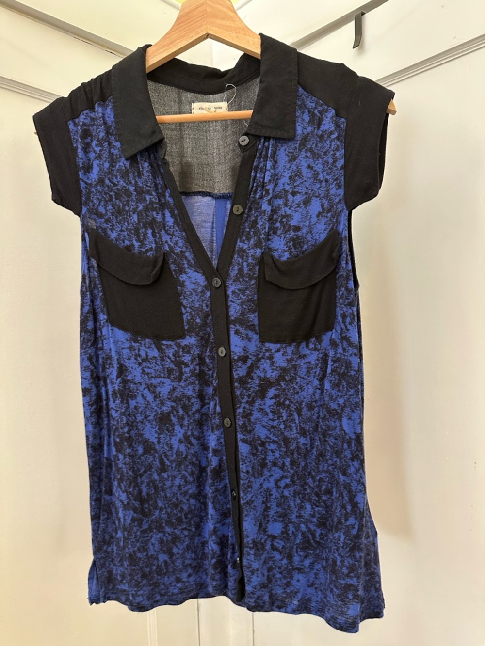 silence + noise Black and Blue Short-Sleeve Button-Down Blouse